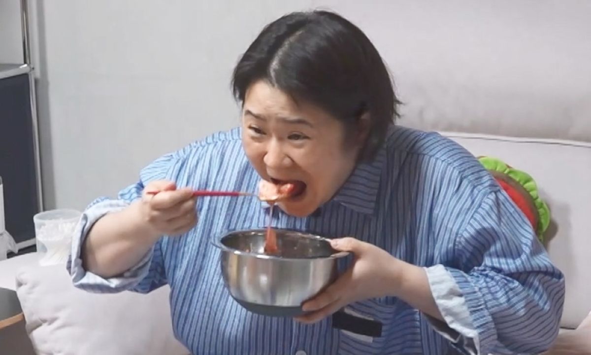 노란 수영복에 섹시한 몸매 어필하는 존예 처자