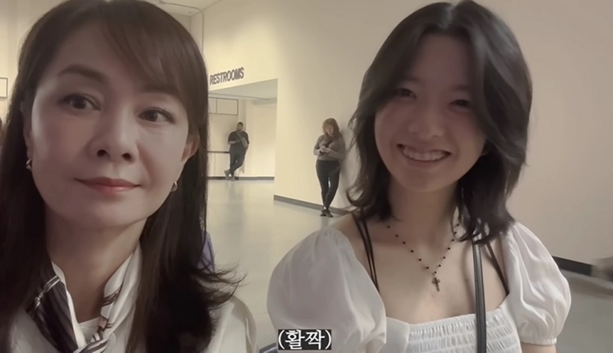 노란 수영복에 섹시한 몸매 어필하는 존예 처자