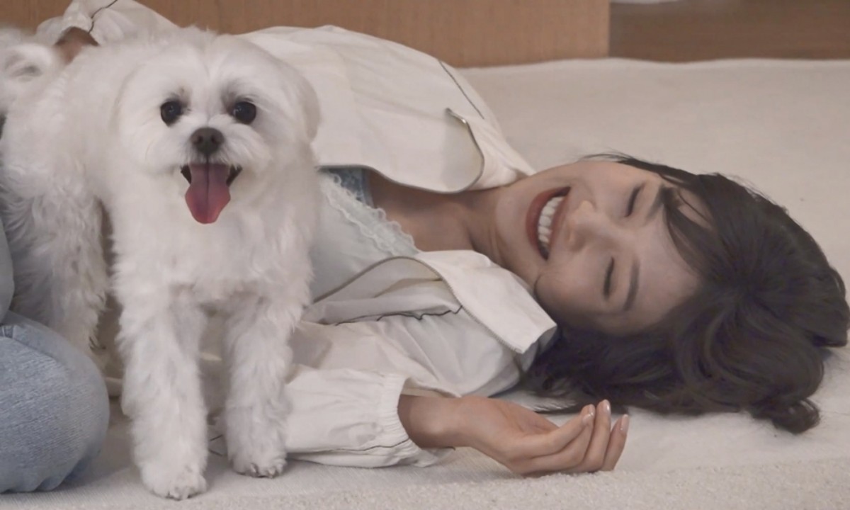 Red Velvet's Joy Unboxes Secret Stress-Relief Items: "Feels Like Being Inside a Cloud" on I Live Alone Red Velvet's Joy Unboxes Secret Stress-Relief Items: