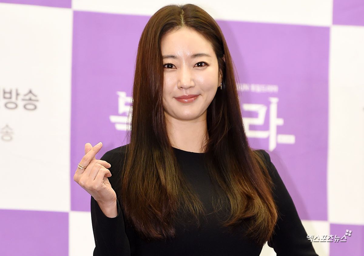 노란 수영복에 섹시한 몸매 어필하는 존예 처자