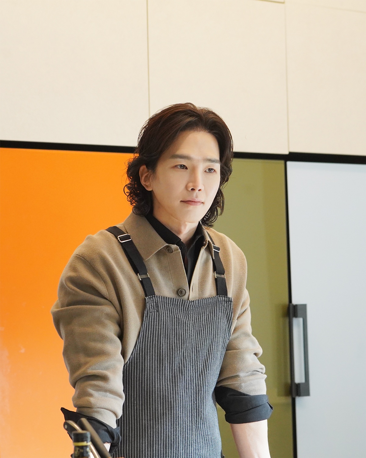 노란 수영복에 섹시한 몸매 어필하는 존예 처자