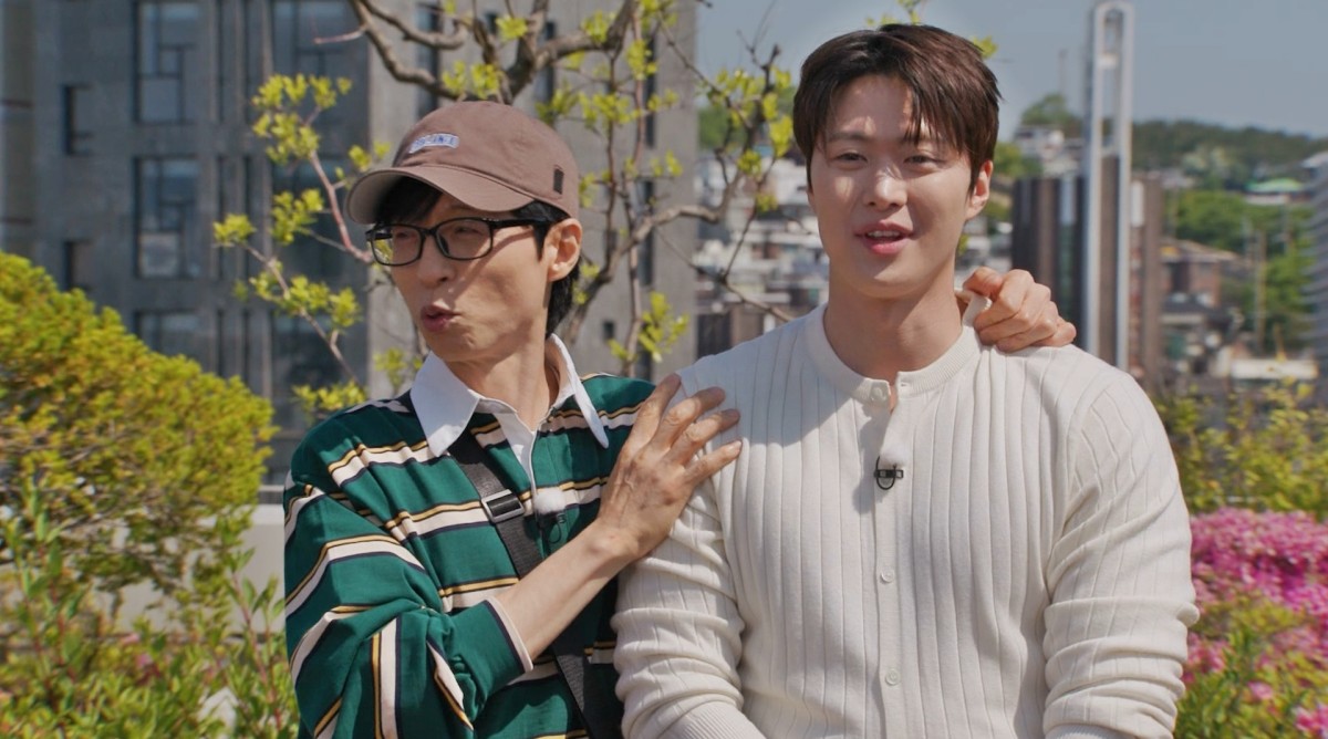 노란 수영복에 섹시한 몸매 어필하는 존예 처자