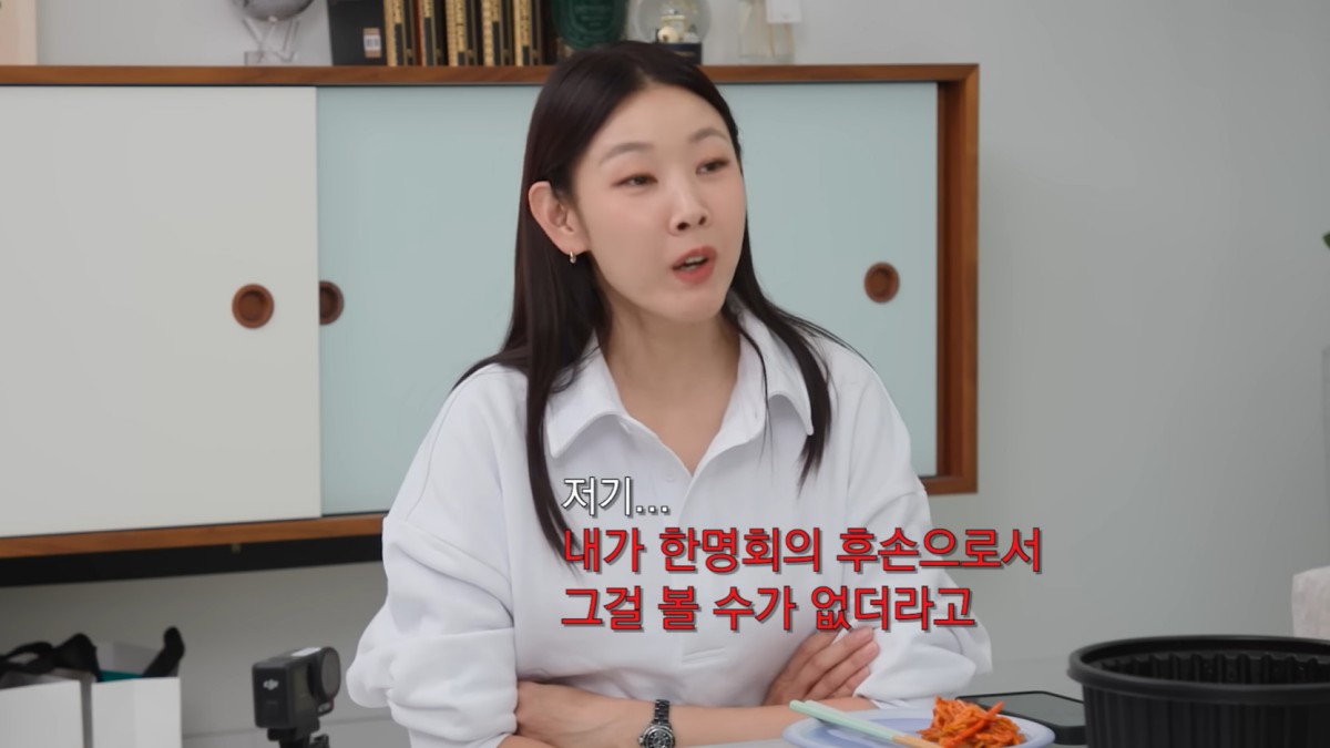 노란 수영복에 섹시한 몸매 어필하는 존예 처자