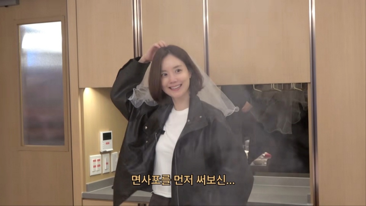 노란 수영복에 섹시한 몸매 어필하는 존예 처자