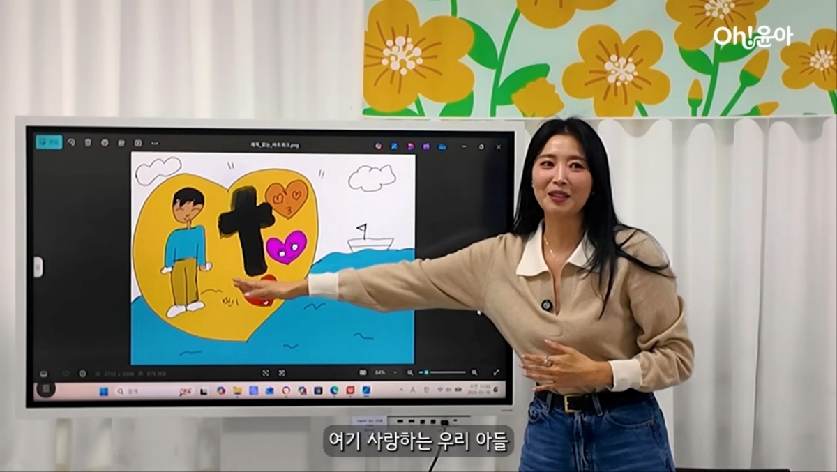 노란 수영복에 섹시한 몸매 어필하는 존예 처자