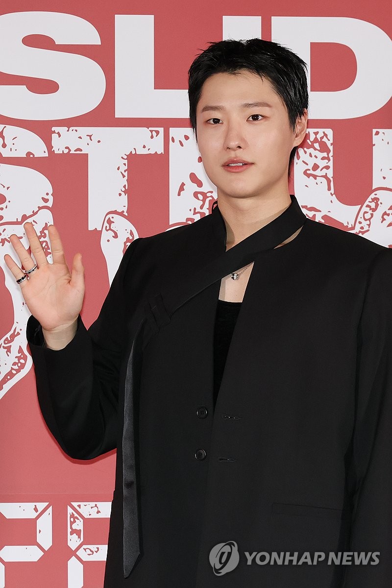 노란 수영복에 섹시한 몸매 어필하는 존예 처자