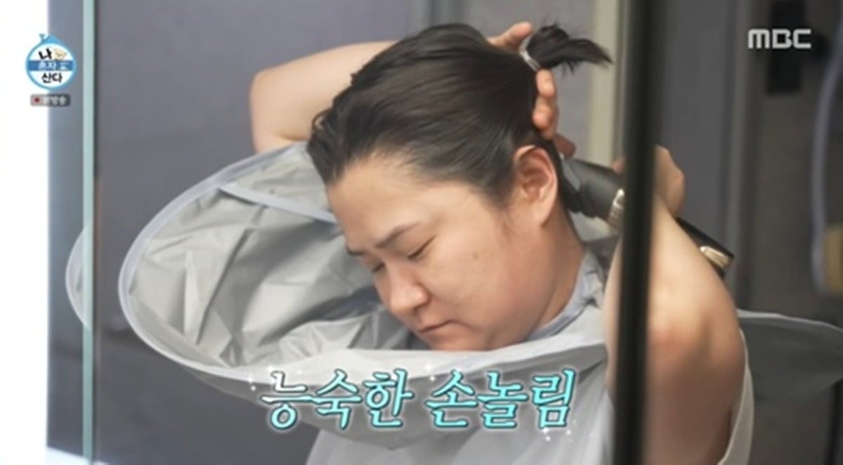 노란 수영복에 섹시한 몸매 어필하는 존예 처자