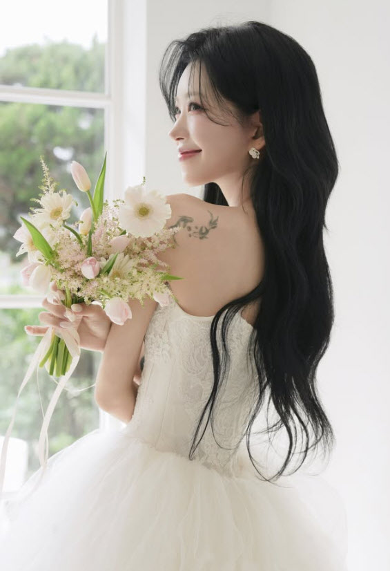 노란 수영복에 섹시한 몸매 어필하는 존예 처자