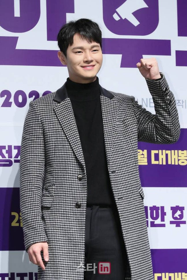 노란 수영복에 섹시한 몸매 어필하는 존예 처자