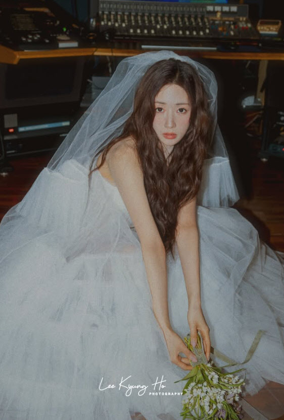 노란 수영복에 섹시한 몸매 어필하는 존예 처자