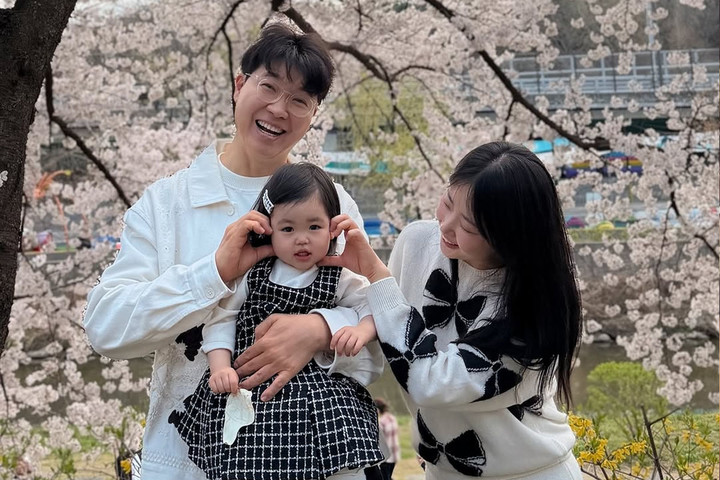 노란 수영복에 섹시한 몸매 어필하는 존예 처자