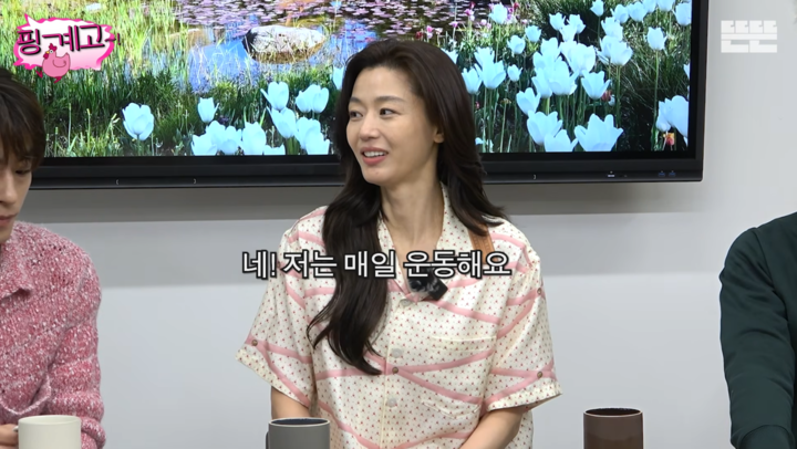 노란 수영복에 섹시한 몸매 어필하는 존예 처자