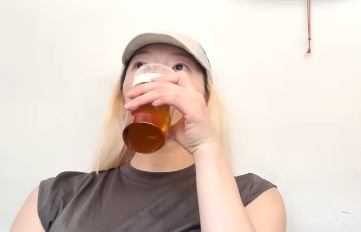 노란 수영복에 섹시한 몸매 어필하는 존예 처자