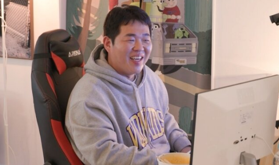 노란 수영복에 섹시한 몸매 어필하는 존예 처자