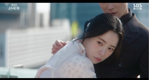 노란 수영복에 섹시한 몸매 어필하는 존예 처자