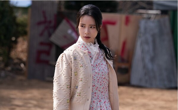 노란 수영복에 섹시한 몸매 어필하는 존예 처자