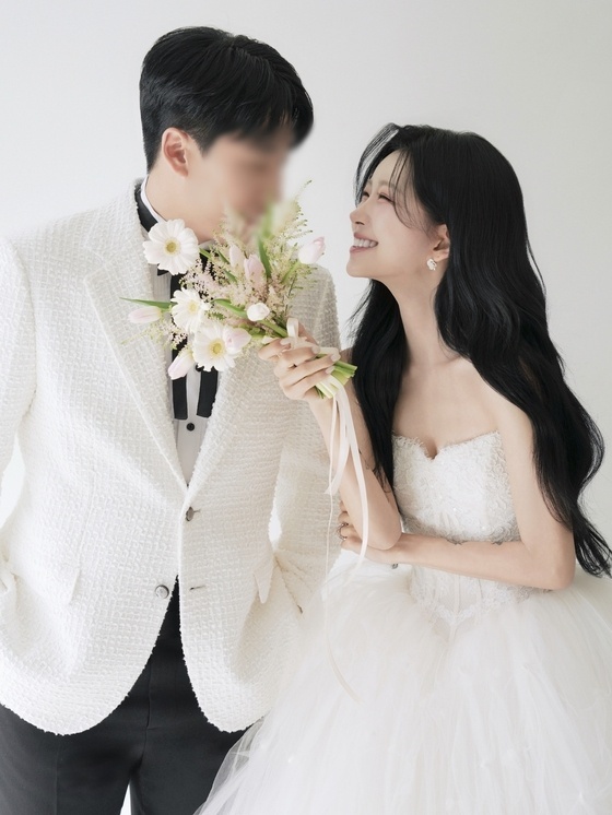 노란 수영복에 섹시한 몸매 어필하는 존예 처자