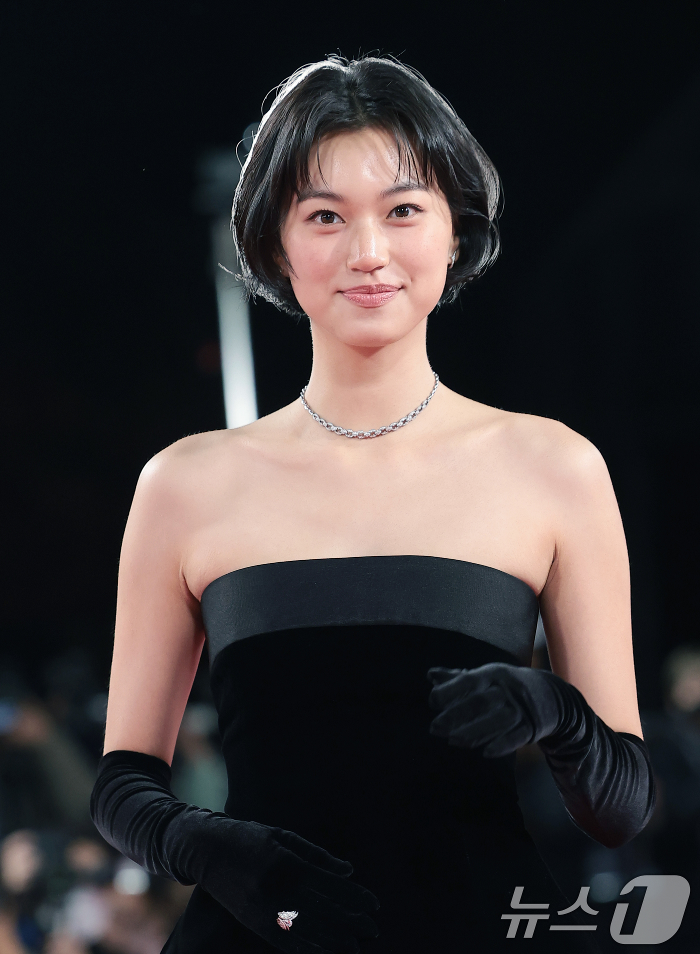 노란 수영복에 섹시한 몸매 어필하는 존예 처자