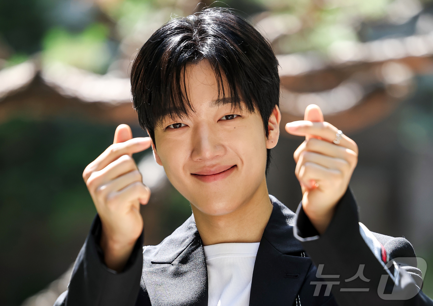 노란 수영복에 섹시한 몸매 어필하는 존예 처자