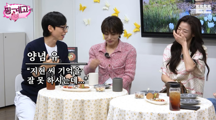 노란 수영복에 섹시한 몸매 어필하는 존예 처자