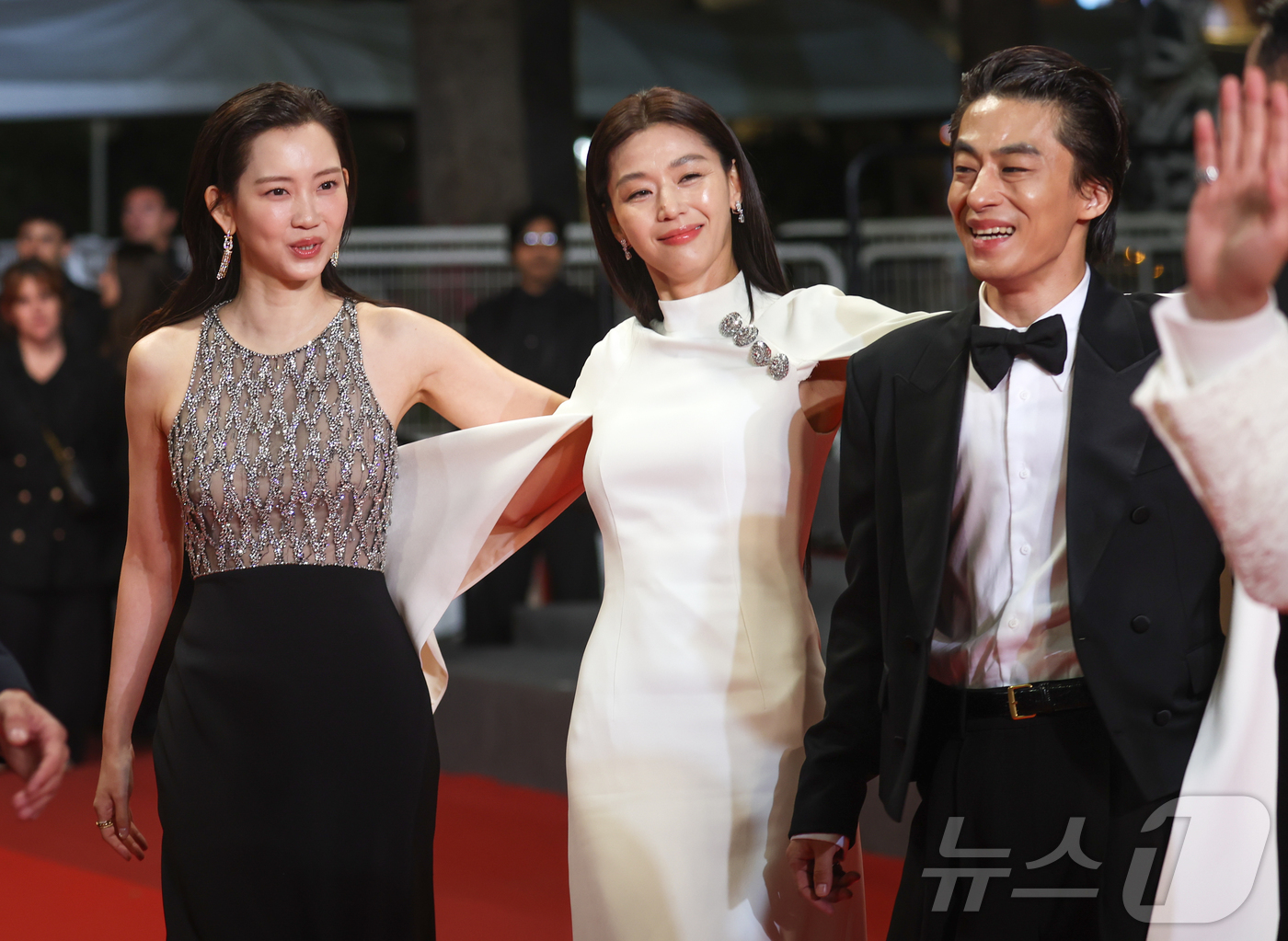 노란 수영복에 섹시한 몸매 어필하는 존예 처자