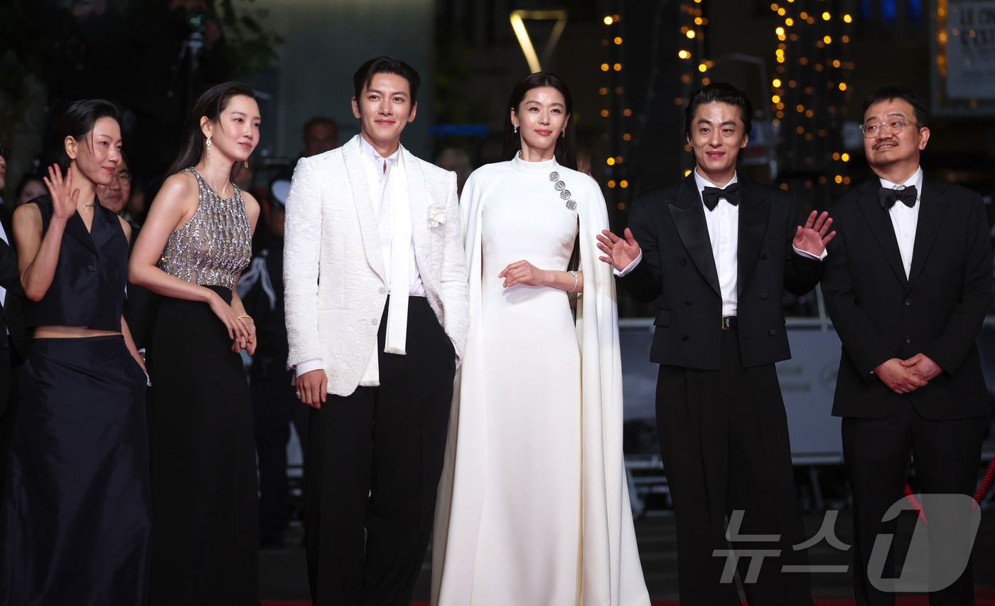 16일(현지시간) 프랑스 남부 소도시 칸 팔레 데 페스티발(Palais des Festivals) 뤼미에르 대극장에서 열린 제79회 칸 국제영화제 미드나잇 스크리닝 초청작 ‘군체’ 공식 시사회에서 연상호 감독과 전지현, 지창욱, 구교환, 신현빈, 김신록 등 출연진이 레드카펫에 오를 준비를 하고 있다. 2026.5.16 ⓒ 뉴스1 이준성 특파원
