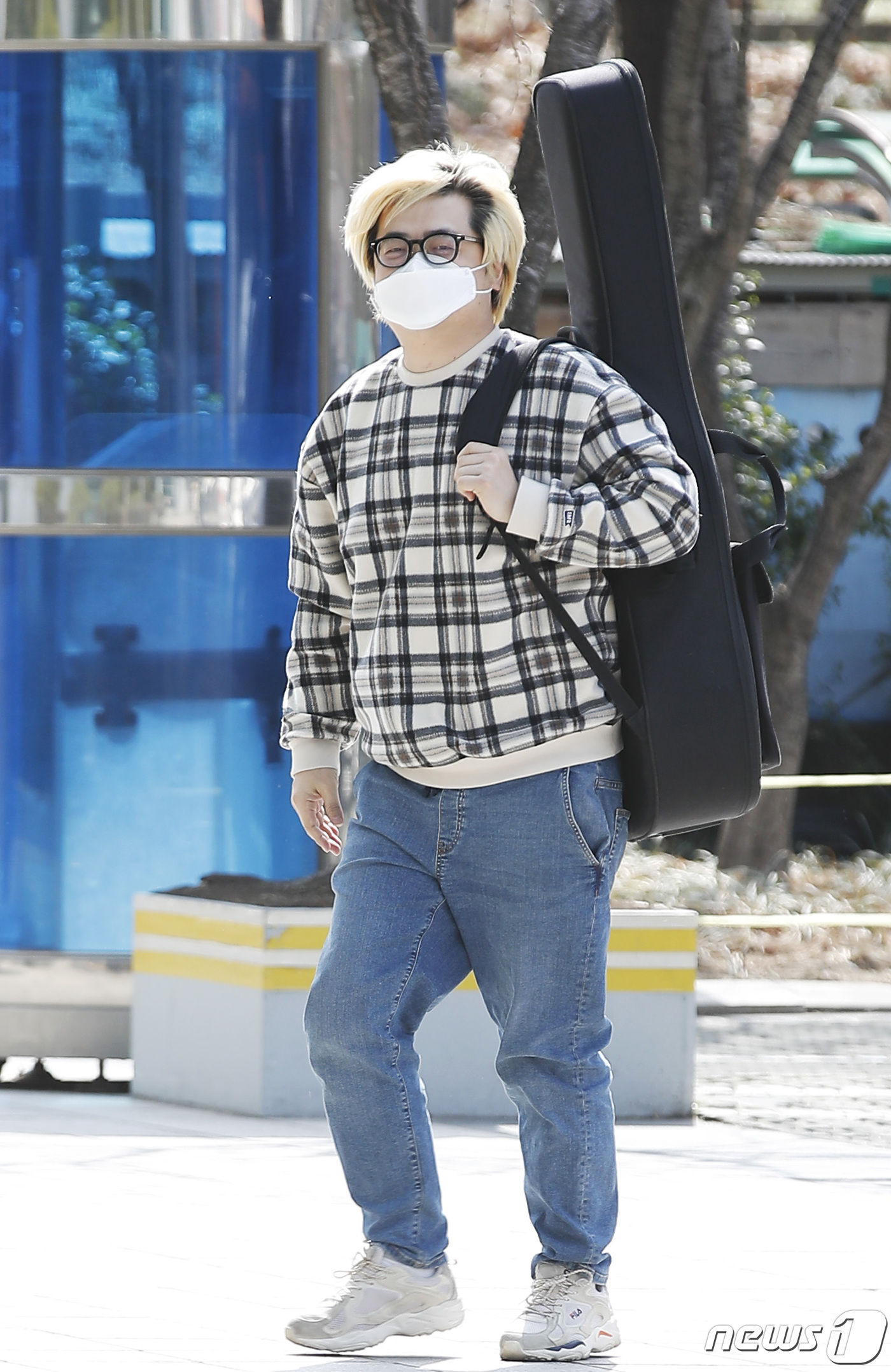 노란 수영복에 섹시한 몸매 어필하는 존예 처자