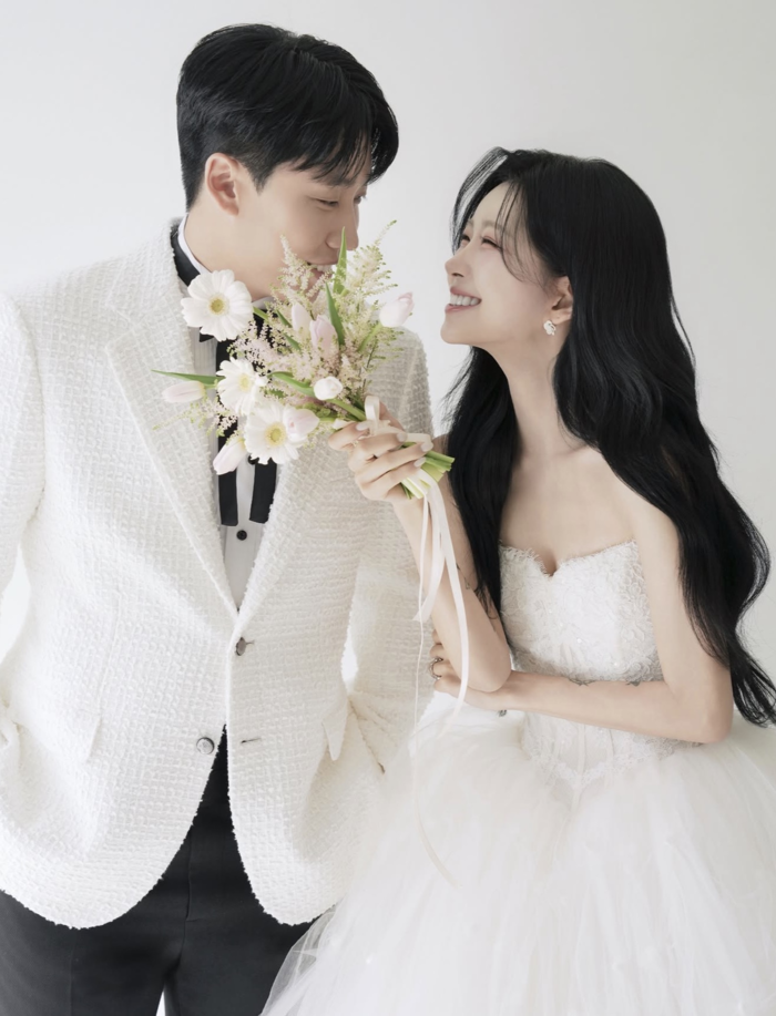 노란 수영복에 섹시한 몸매 어필하는 존예 처자