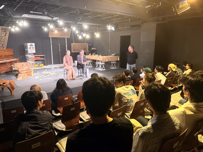Director Choi Won-seok and actress Lee Ju-hwa talking with musical theater students from Myongji University after the performance of 'Misunderstanding'.
