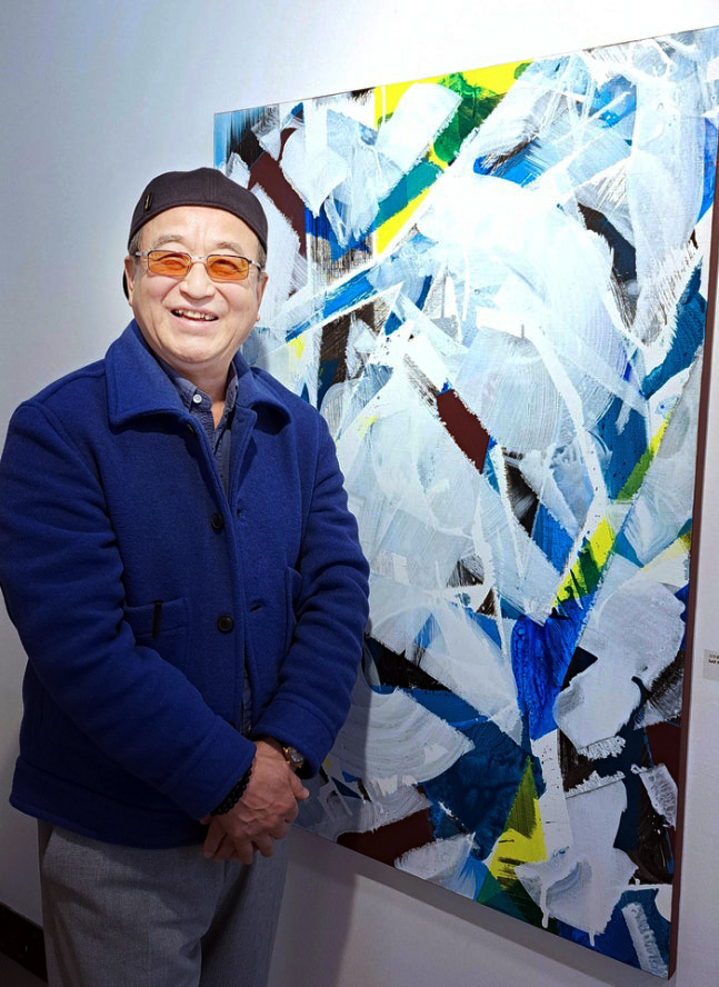 Sanulrim member and composer Kim Chang-hoon posing in front of his work. Kim Chang-hoon recently completed '1,000 Poem Songs' over four years and is currently conducting the Sanulrim 50th Anniversary journey with junior singers.