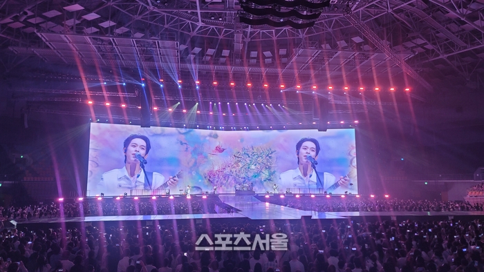 LUCY Packs Their First KSPO DOME! A Heartfelt Reunion as a Full Group with 'ISLAND' 3 Band LUCY performing at their KSPO DOME concert