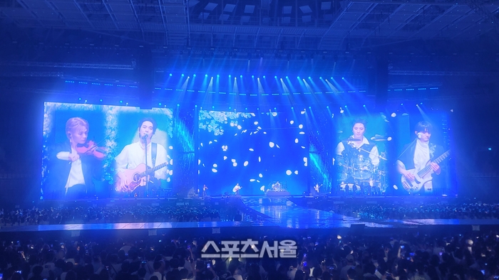 LUCY Packs Their First KSPO DOME! A Heartfelt Reunion as a Full Group with 'ISLAND' 8 Band LUCY performing at their KSPO DOME concert