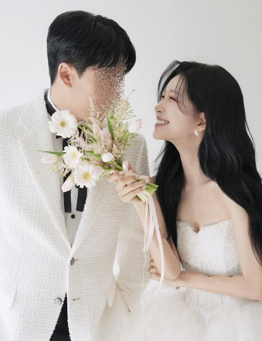 노란 수영복에 섹시한 몸매 어필하는 존예 처자