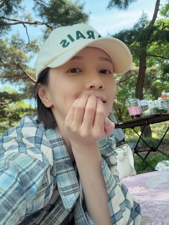 노란 수영복에 섹시한 몸매 어필하는 존예 처자