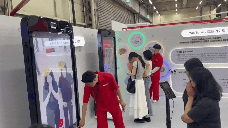 팬페스트 현장을 찾은 관람객들이 인생 리캡 영상을 촬영하는 모습. (사진=지디넷코리아)