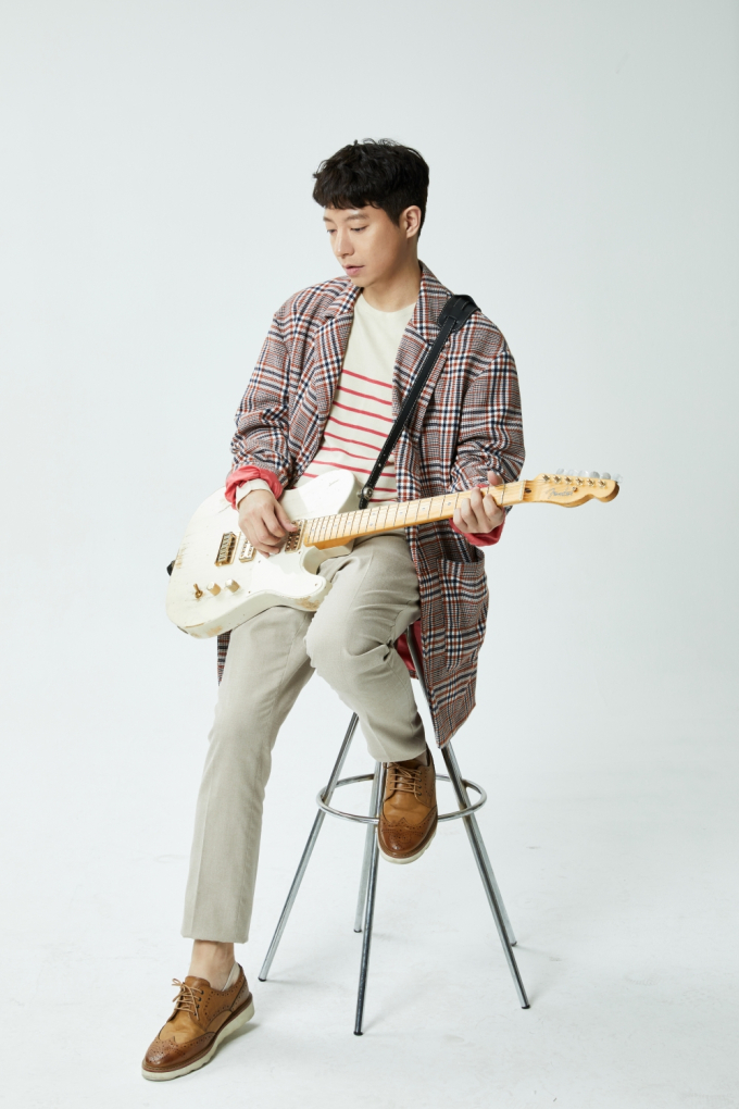 노란 수영복에 섹시한 몸매 어필하는 존예 처자