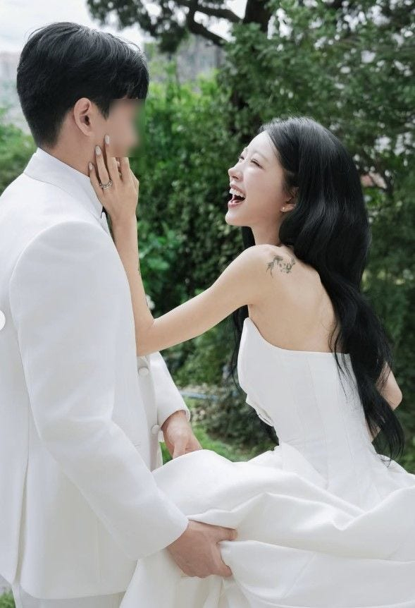 노란 수영복에 섹시한 몸매 어필하는 존예 처자