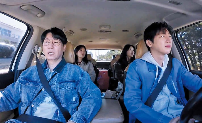 노란 수영복에 섹시한 몸매 어필하는 존예 처자