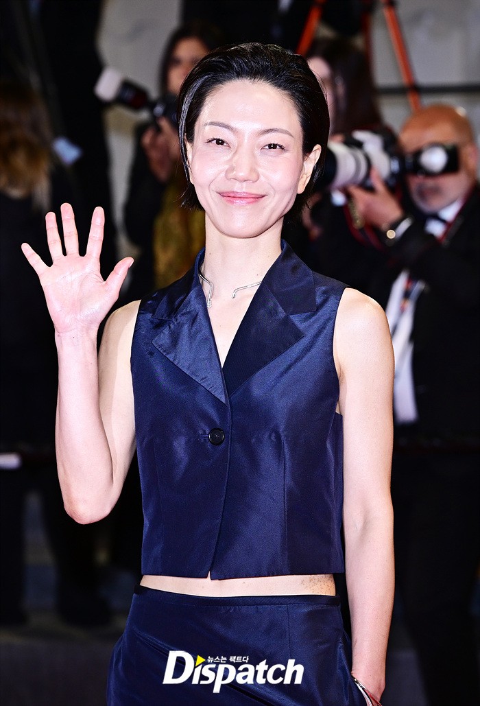 노란 수영복에 섹시한 몸매 어필하는 존예 처자