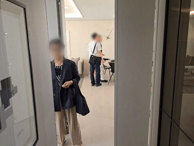 서울 동작구 대방동 '아크로 리버스카이' 모델하우스 내 전용 84㎡ 유닛의 순환형 펜트리 모습. 촬영=이송렬기자, 편집=유채영 기자