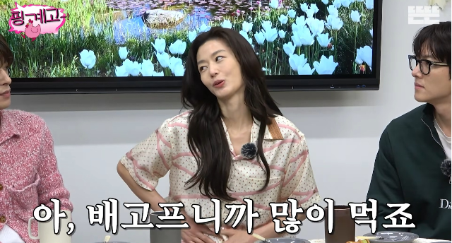노란 수영복에 섹시한 몸매 어필하는 존예 처자
