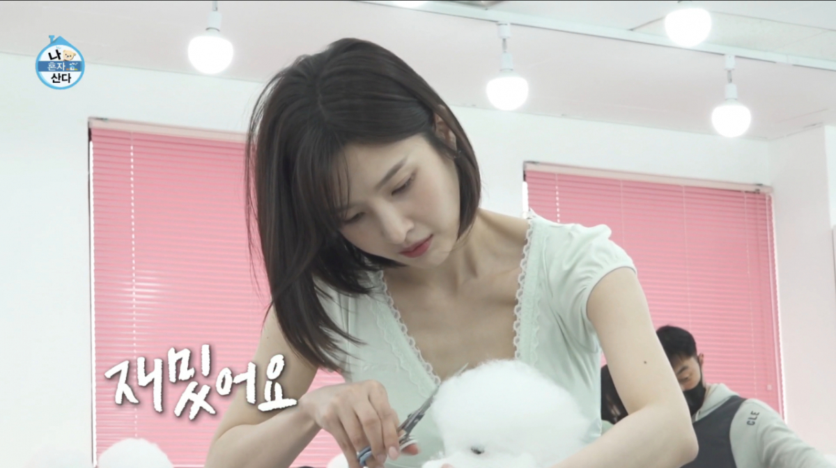 노란 수영복에 섹시한 몸매 어필하는 존예 처자