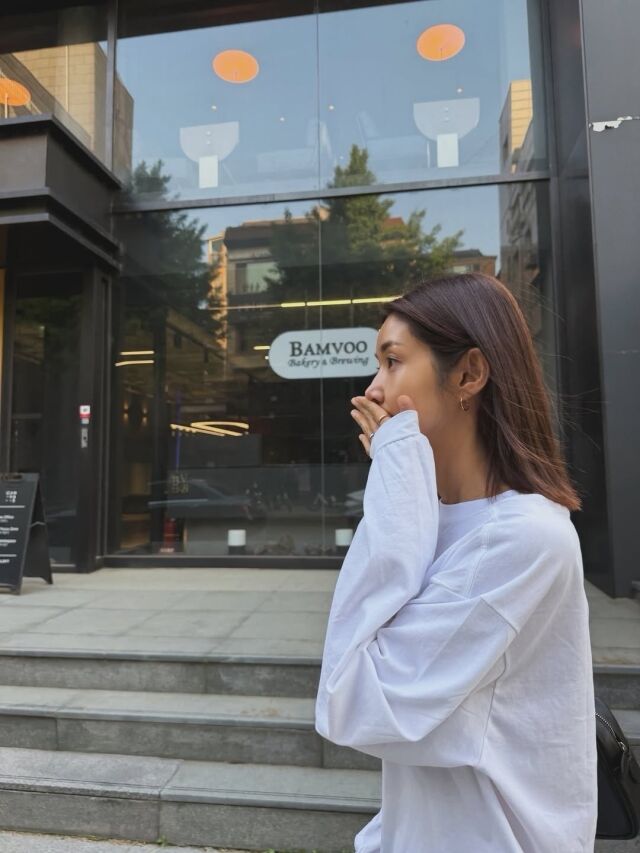 노란 수영복에 섹시한 몸매 어필하는 존예 처자