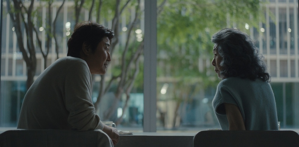 'Beef' Season 2 was recognized for its high artistic quality, receiving an 89% critic score on Rotten Tomatoes. However, it showed disappointing results as the entertainment elements failed to support the expanded narrative and development. / Netflix series 'Beef' Season 2 still cut