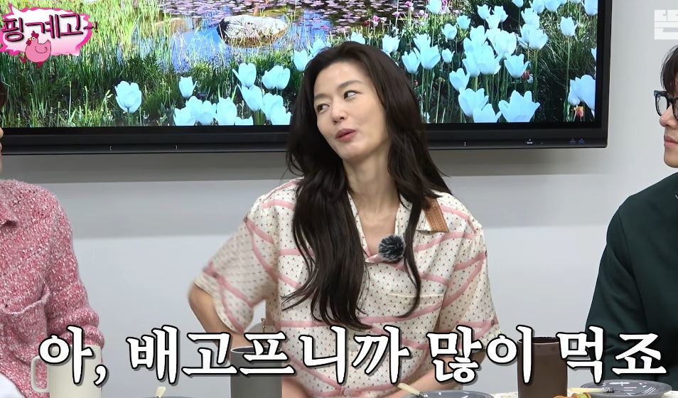 노란 수영복에 섹시한 몸매 어필하는 존예 처자