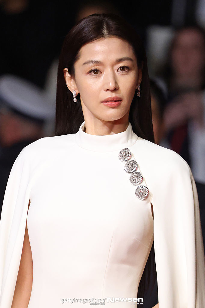 노란 수영복에 섹시한 몸매 어필하는 존예 처자