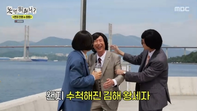 노란 수영복에 섹시한 몸매 어필하는 존예 처자