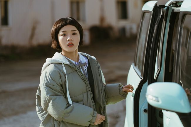 노란 수영복에 섹시한 몸매 어필하는 존예 처자