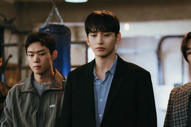 노란 수영복에 섹시한 몸매 어필하는 존예 처자
