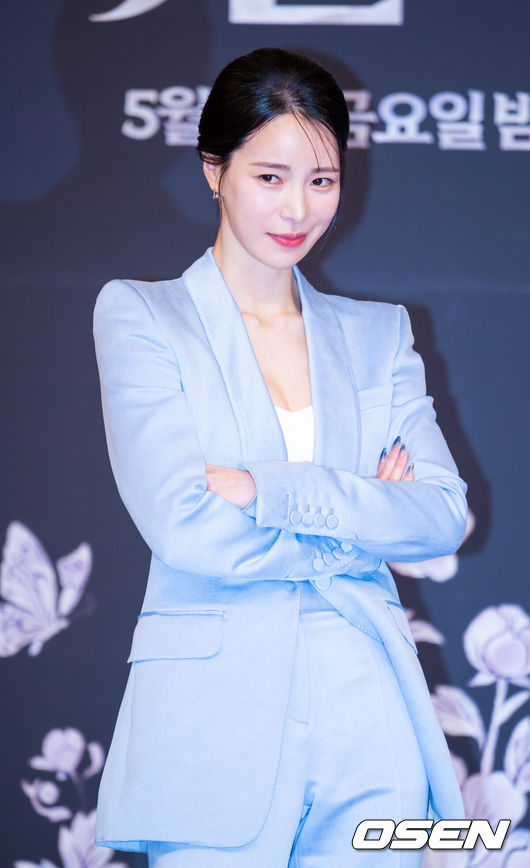 노란 수영복에 섹시한 몸매 어필하는 존예 처자